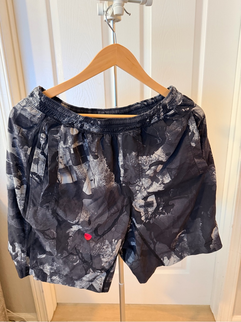 Men’s Lululemon Black & Gray Printed Athletic Shorts